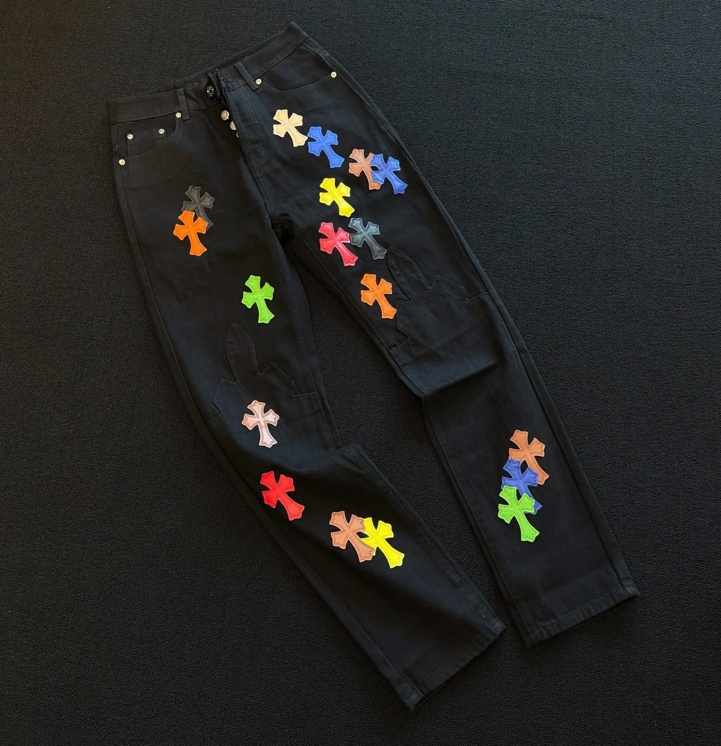 P280 Style No.: D358 ChromeHearts Chrome Colored Leather Straight Jeans Ceiling-Level Jeans A pair is hard to find at the counter‼ ️About Zangyin✅This is an extremely luxurious fashion brand that can also be called the aristocracy of the high street. It has always been an exclusive brand for some hipsters or rich second generations. The color of this model is already very eye-catching by using a unique washed material. It is decorated with pink patch cross flowers, which cleverly highlights the charm of the brand. Secondly, this model adopts a classic high-waist cut design, which highlights the long legs and fashionable temperament of the upper body. The brand is highly recognizable and the slim-fitting configuration is more suitable for daily wear. The personality will be fashionable and the specifications can be seen at a glance. Materials and technology ✅ Needless to say, this point goes without saying. As an excellent craftsman brand, Zangyin's requirements for details and craftsmanship are really perfect. The washed color of this model has gone through a lot of processes, not to mention the embellishment of the denim appliqués. It is also purely handmade and sewn. Just like what they believe in, only handmade things have soul and have the meaning of wearing. A top-notch heavy-duty fashionable denim item, recommended by both hands‼ ️ Size: 28, 30, 32, 34, 36 (S-XXL) Color: black Size reference: Pants length 100 102 104 106 106 Waist 72 76 80 84 88 Recommended weight S (about 110 pounds) M (about 140 pounds) L (about 140 pounds) XL (about 165) XXL (about 185)
